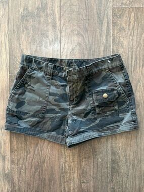 LONDONJEAN Women's Camo Cargo Shorts - Olive & Black